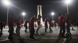 Ribuan Penari menari bersama untuk memecahkan rekor dunia untuk peserta terbanyak menari " rueda de casino " di Havana, Kuba, (25/11). Tarian ini dilakukan secara berpasang - pasangan. (REUTERS/Alexandre Meneghini)