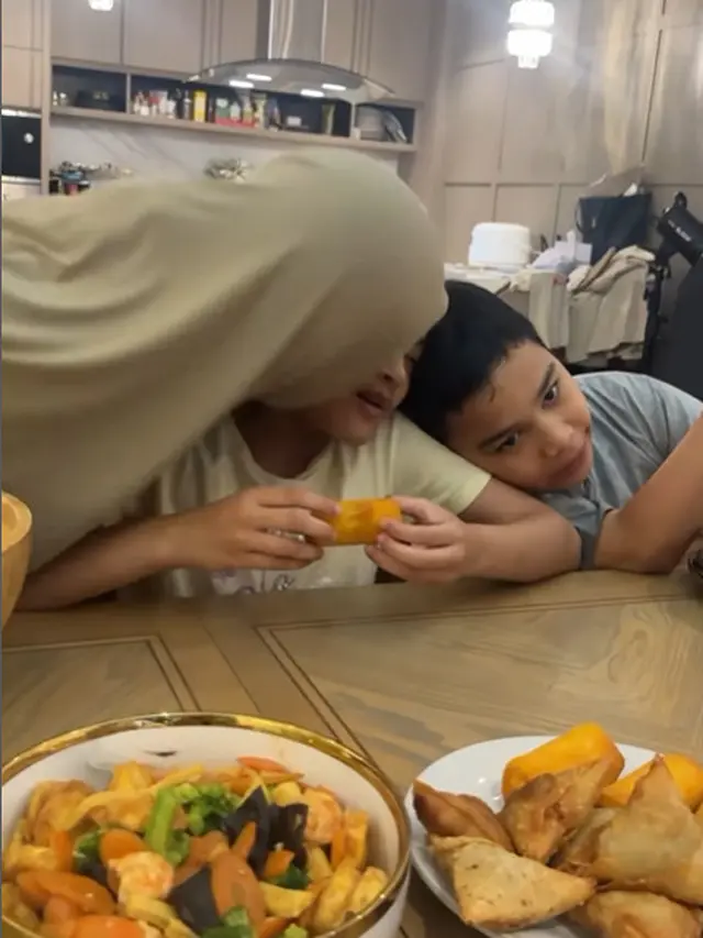 6 Potret Ramadan Pertama Keluarga Shireen Sungkar, Bagikan Momen Sahur hingga Berbuka