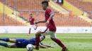 Gelandang Timnas Indonesia, Osvaldo Haay, mengocek hingga pemain Thailand terjatuh pada laga SEA Games di Stadion Shah Alam, Selangor, Selasa (15/8/2017). Kedua negara bermain imbang 1-1. (Bola.com/Vitalis Yogi Trisna)