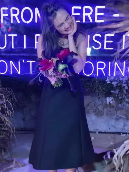 Di momen tersebut, Luna Maya tampil ekstra elegan mengenakan strapless Dupioni mini dress warna hitam lansiran brand Toteme. [@lunamaya]