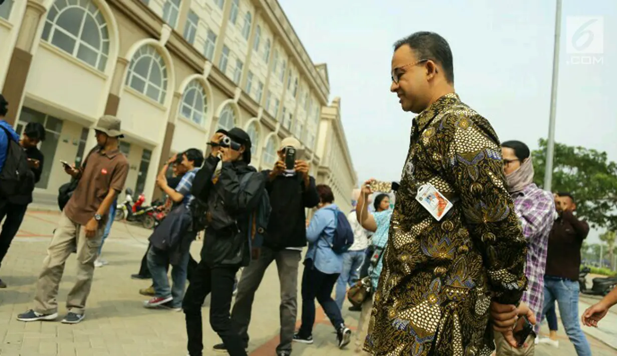 Gubernur DKI Jakarta Anies Baswedan saat tiba untuk memantau penyegelan bangunan di Pulau Reklamasi, Teluk Jakarta, Kamis (7/6). Ini merupakan pertama kalinya Anies mengunjungi Pulau Reklamasi. (Liputan6.com/HO/Deka Wira Saputra)