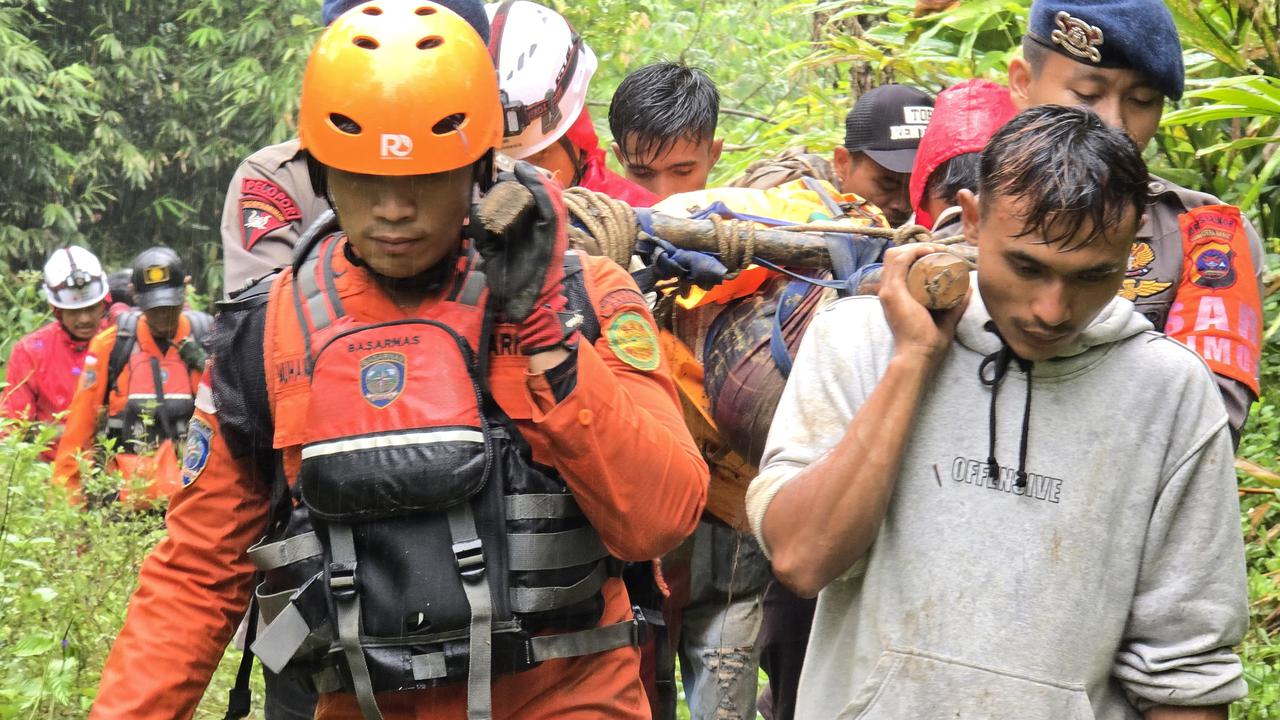 evakuasi korban longsor tambang emas di solok