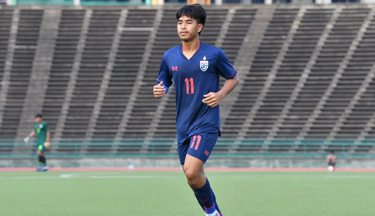 Chatmongkol Rueangthanarot, pemain milik Chonburi FC yang telah tampil 3 kali dari 4 laga Timnas Thailand U-22 di SEA Games 2023 dengan torehan 3 assist ini juga memiliki nilai pasar sebesar 250 ribu euro atau setara Rp4,03 miliar. (@fathailandofficial)