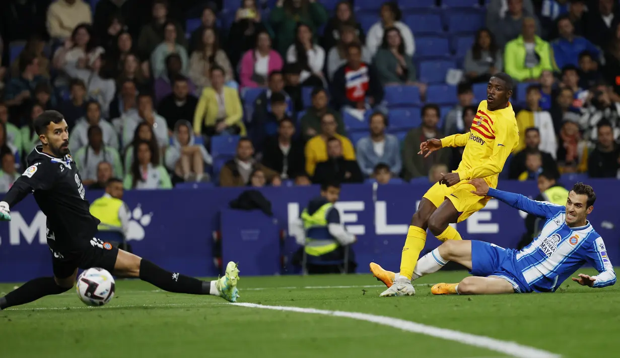 Barcelona berhasil memastikan gelar juara La Liga ke-27 dalam sejarah klub lewat kemenangan 4-2 atas Espanyol. (AP Photo/Joan Monfort)