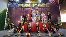 Para pemenang melakukan selebrasi di atas podium. Kompetisi Push bike ini mampu meningkatkan kepercayaan diri pada anak. (Bola.com/M Iqbal Ichsan)