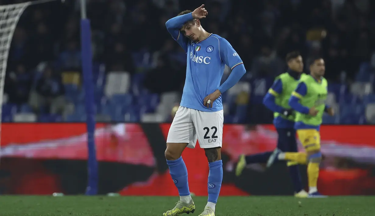 Reaksi kecewa bek Napoli, Giovanni Di Lorenzo setelah timnya kebobolan oleh Frosinone pada laga babak 16 besar Coppa Italia 2023/2024 di Diego Armando Maradona Stadium, Naples, Rabu (20/12/2023) dini hari WIB. (LaPresse via AP Photo/Alessandro Garofalo)