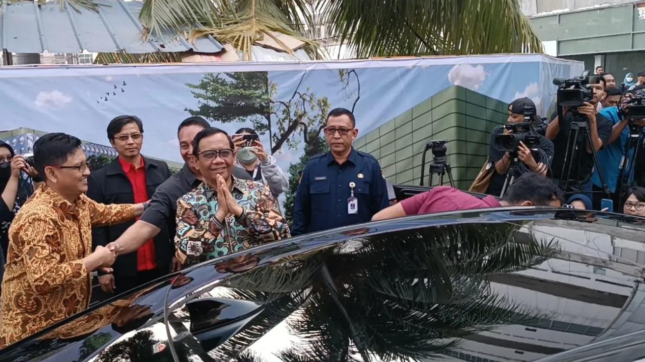 "Mari kita selamatkan Negara Kesatuan Republik Indonesia dari ancaman-ancaman pembusukan yang sekarang sudah mulai menggerogoti terhadap tubuh Negara Kesatuan Republik Indonesia," ucap Mahfud.<br>