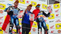 Dua pembalap Yamaha Racing Indonesia (YRI), Muhammaf Faerozi dan Arai Agaska naik podium merebut juara pertama dan peringkat ketiga di kelas AP250 ARRC Mandalika 2024, Minggu (28/7/2024). (Bola.com/Dok Yamaha Racing Indonesia)