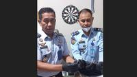 Petugas mengamankan sabu yang hendak diselundupkan ke Lapas Malang. (Istimewa)