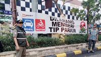 Satpol PP menindak dugaan praktik pungutan liar (pungli) oleh juru parkir (Jukir) di kawasan Blok M Square, Jalan Melawai V, Kebayoran Baru, Jakarta Selatan. (Satpol PP DKI Jakarta)