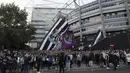 Pendukung Newcastle United merayakan di luar St. James'Park di Newcastle Upon Tyne, Inggris (7/10/20210). Klub Liga Premier Inggris, Newcastle United resmi diakuisisi pangeran Arab Saudi, Mohammad bin Salman. (AP Photo / Scott Heppell)