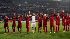 Para pemain Bayern Munich merayakan kemenangan atas Shalke 04 pada lanjutan Bundesliga di Gelsenkirchen, Jerman,Minggu (22/11/2015) dini hari WIB. Bayern Munich  menang 3-1.  (AFP Photo/Patrik Stollarz)