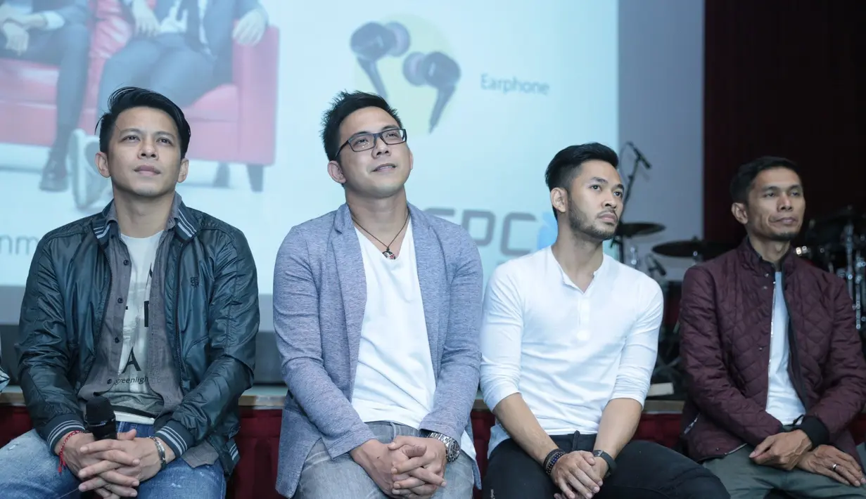 "Kita berevolusi. Ini sesuatu yang masa depan. Mungkin kalau bisa kita bikin aplikasi sendiri. Sekarang yang masuk album Taman Langit dan Bintang di Surga. Nanti kita akan masukin album Hari yang Cerah," tutur Ariel. (Adrian Putra/Bintang.com)