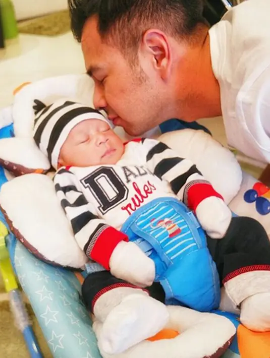 "Papa Raffi sayang rafathar ❤️💚💜💙💛" tulis Raffi Ahmad di akun instagramnya. (via instagram/@rafinagita1717)