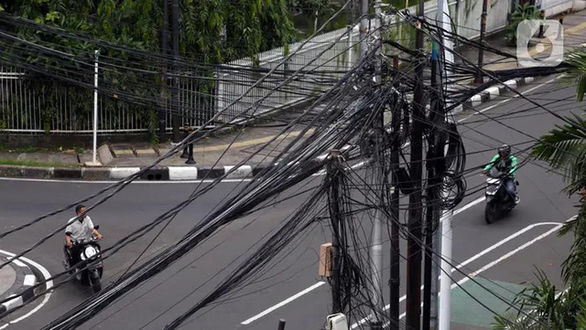 Potret Semrawutnya Kabel Utilitas di Jakarta