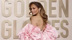 Penyanyi dan aktris AS Jennifer Lopez tiba untuk menghadiri ajang Golden Globe Awards tahunan ke-81 atau Golden Globes 2024 di hotel The Beverly Hilton di Beverly Hills, California, Minggu (7/1/2024). (Michael TRAN / AFP)