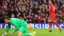 Penyerang Liverpool, Mohamed Salah merayakan golnya ke gawang Newcastle United pada pertandingan Liga Inggris di Stadion Anfield, Rabu (26/12). Liverpool bertahan di puncak klasemen Liga Inggris setelah menghajar Newcastle United 4-0. (AP/Jon Super)