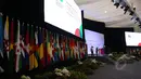Panitia terus memastikan semua peralatan dalam kondisi baik jelang pembukaan Asian-African Summit dalam rangka peringatan ke-60 Konferensi Asia Afrika di Jakarta Convention Centre, Jakarta, Selasa (21/4/2015). (Liputan6.com/Herman Zakharia)