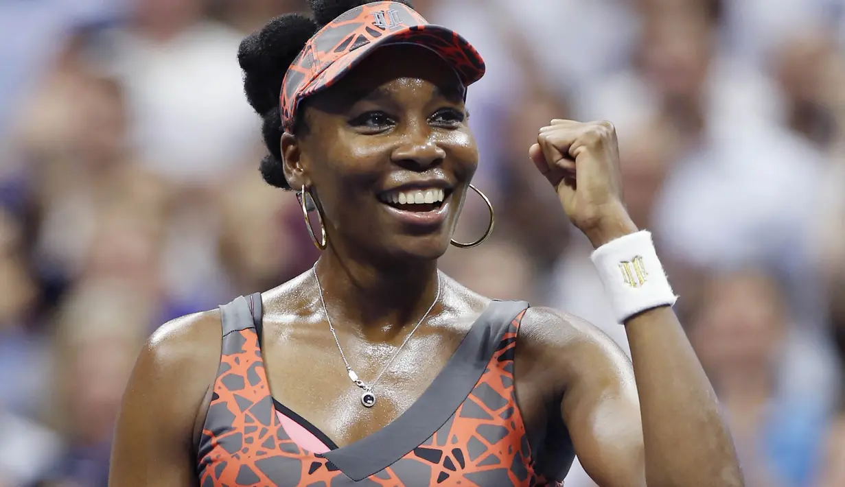 Petenis Amerika Serikat, Venus Williams, melakukan selebrasi usai mengalahkan petenis Ceko, Petra Kvitova, pada turnamen AS Terbuka di New York, Rabu (6/9/2017). Venus Williams menang 6-3, 3-6, 7-6 (7-2) atas Petra Kvitova. (AP/Kathy Willens)