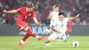 Pemain Timnas Indonesia Luke Vickery melepaskan tendangan keras ke arah gawang Thailand pada laga final FIFA ASEAN Cup 2026 di Stadion Utama Gelora Bung Karno (SUGBK), Jakarta, Minggu (5/10/2026). (KLY/Budy Santoso)