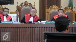 Hakim ketua saat mendengarkan keterangan ahli toksikologi, I Made Agus Gelgel Wirasuta saat sidang lanjutan terdakwa Jessica Wongso di Pengadilan Negeri Jakarta Pusat, Kamis (25/8). (Liputan6.com/Helmi Afandi)