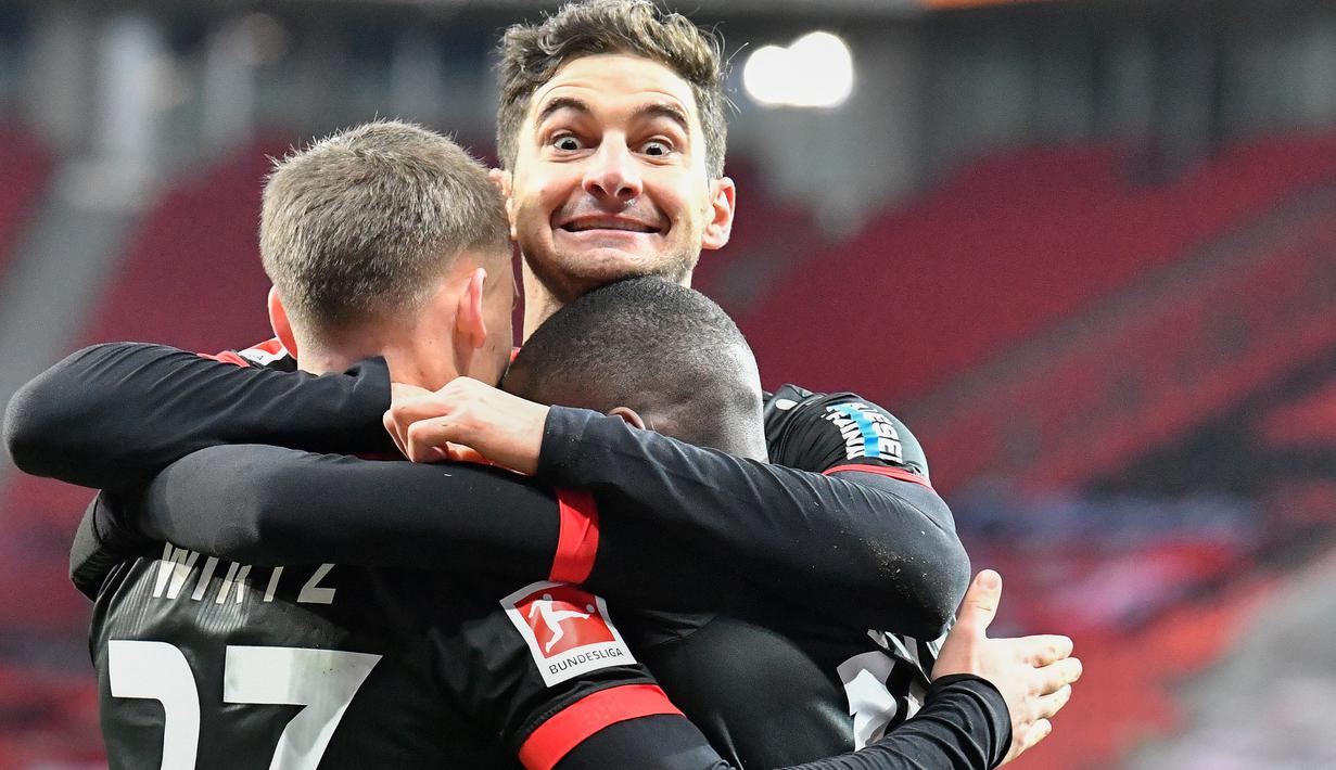 Pemain Bayer Leverkusen merayakan gol yang dicetak Moussa Diaby ke gawang Borussia Dortmund pada laga lanjutan Liga Jerman di BayArena Stadium, Rabu (20/1/2021). Bayer Leverkusen menang 2-1 atas Borussia Dortmund. (AFP/Martin Meissner/pool)
