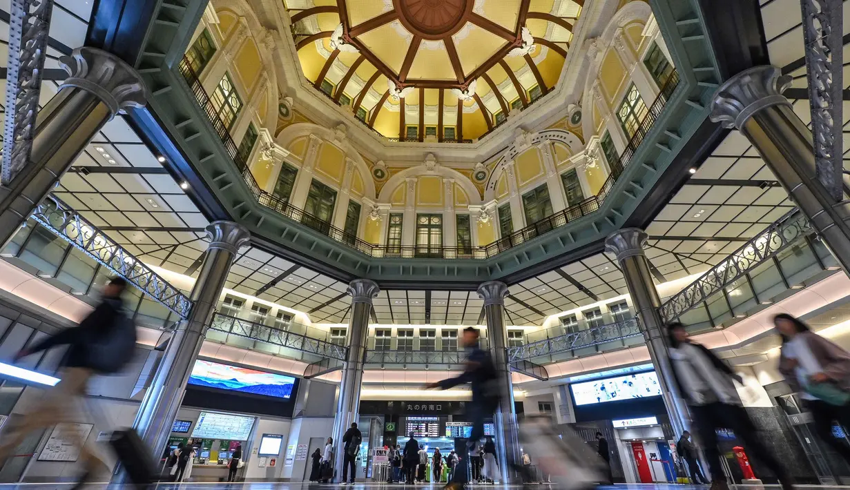 Foto yang diambil pada tanggal 2 Juni 2024 ini menunjukkan para pelancong yang berjalan melalui pintu keluar selatan Marunouchi di stasiun Tokyo, salah satu dari 30 stasiun di sepanjang Jalur JR Yamanote di Tokyo. (Richard A. Brooks/AFP)