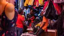 Uganda secara tradisional mengimpor pakaian bekas dalam jumlah besar, yang disukai banyak orang Uganda karena harganya yang terjangkau. (BADRU KATUMBA / AFP)