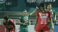 Striker PSS Sleman, Cristian Gonzales, merayakan gol ke gawang Semen Padang pada laga Liga 2 di Stadion Pakansari, Jawa Barat, Selasa (4/12). PSS menang 2-0 atas Semen Padang. (Bola.com/M. Iqbal Ichsan)