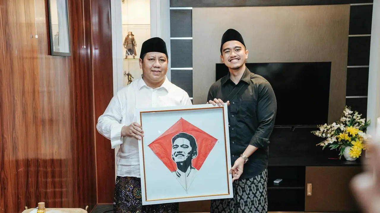Ketua Umum DPP Partai Solidaritas Indonesia (PSI) Kaesang Pangarep menerima cinderamata berupa layang-layang saat melakukan Safari Ramadan di Kebumen, Jawa Tengah. (Istimewa)