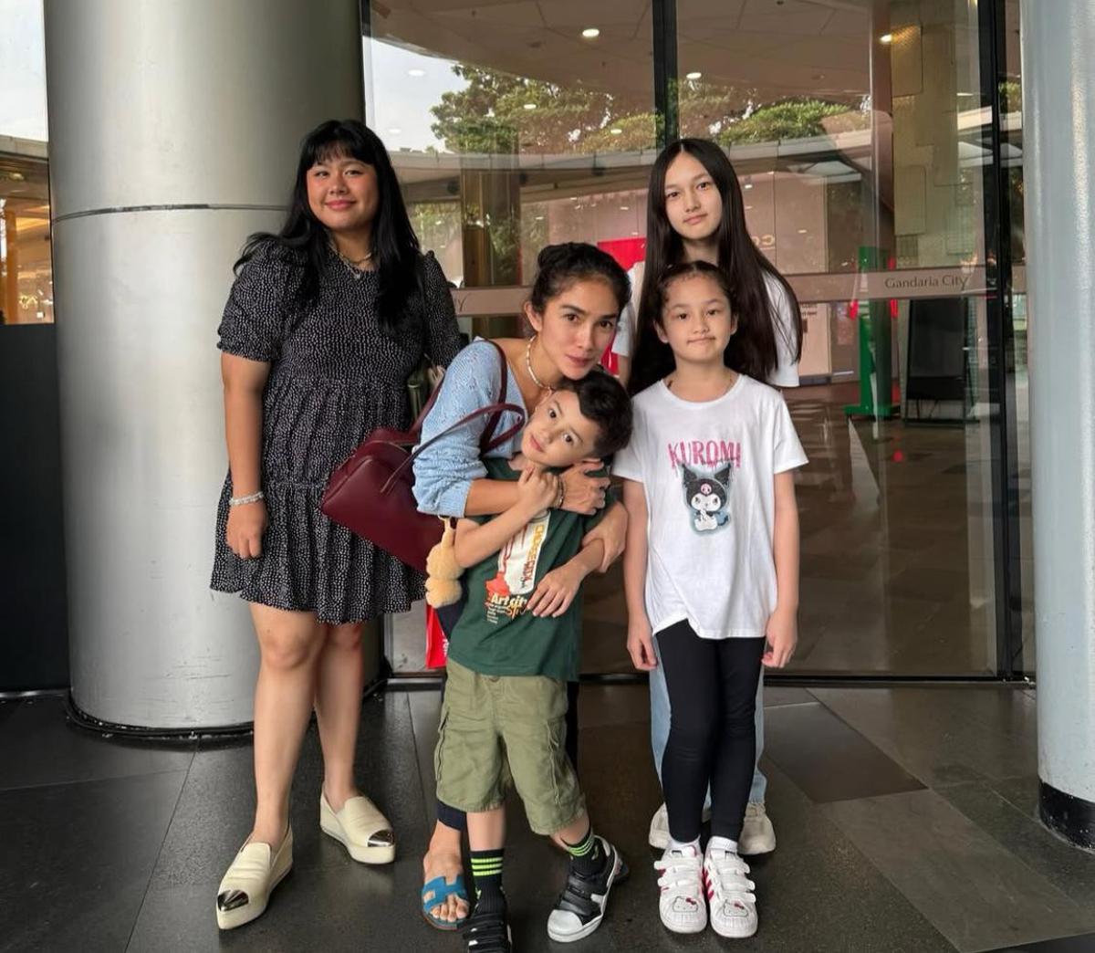 7 Potret Momen Kehangatan Keluarga Andhika dan Ussy, Bukti Cinta yang Makin Erat dengan Anak-anak