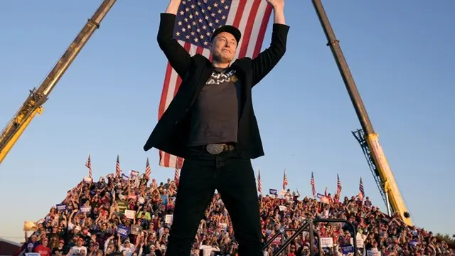 CEO Tesla and Space Elon Musk dalam acara kampanye Donald Trump di Butler Farm Show, Pennsylvania, Amerika Serikat pada Sabtu (5/10/2024).