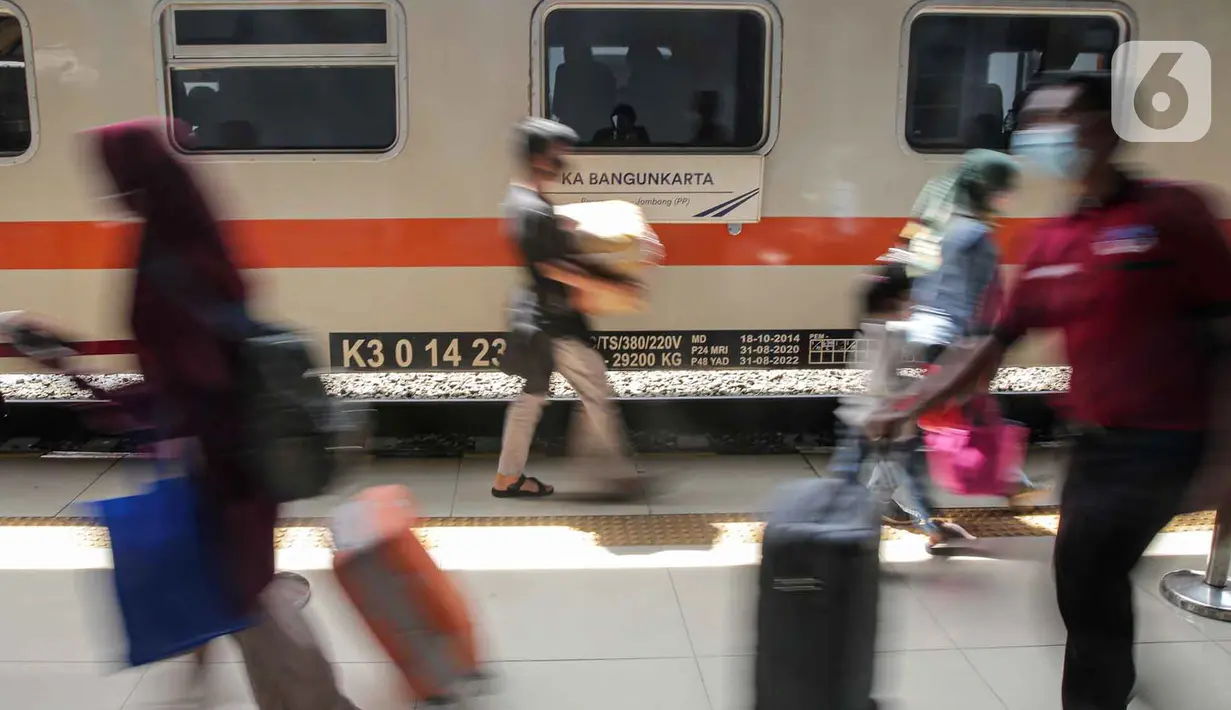 <p>Pemudik membawa barang bawaan mereka menuju kereta api tujuan di Stasiun Pasar Senen, Jakarta, Selasa (26/4/2022). Sepekan menjelang Lebaran, lonjakan jumlah penumpang kereta api sudah mulai terlihat pada Selasa siang ini, dan diperkirakan akan terus bertambah hingga 30 April atau H-2 Idul Fitri. (Liputan6.com/Faizal Fanani)</p>