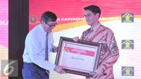 Kemenkumham Yasonna Laoly memberikan penghargaan kepada Afgan sebagai duta HKI Nasional dalam peringatan hari kekayaan intelektual nasional tahun 2015, di Kantor Kemenkumham, Jakarta, Jum'at (30/10/2015). (Liputan6.com/Andrian M Tunay)