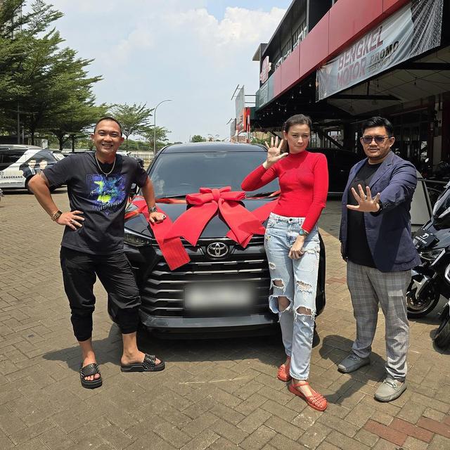 Kimberly Ryder Dapat Hdiah Mobil