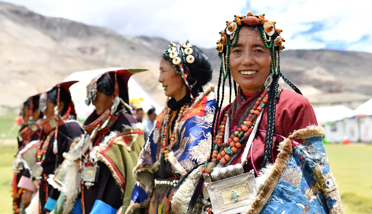 Para perempuan dalam balutan pakaian tradisional Burang terlihat di Wilayah Burang, Prefektur Ali, Daerah Otonom Tibet, China pada 28 Juli 2020. Pakaian tradisional Burang, yang dihiasi dengan emas, perak, mutiara serta perhiasan lainnya, memiliki sejarah lebih dari 1.000 tahun. (Xinhua/Zhan Yan)