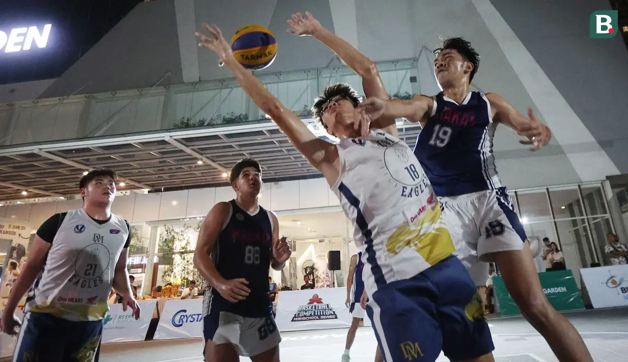 Kompetisi basket 3x3 antar pelajar ini dimenangkan oleh SMA 6 Jakarta. Mereka menang telak 12-0 atas SMA Dian Harapan. (Bola.com/M Iqbal Ichsan)