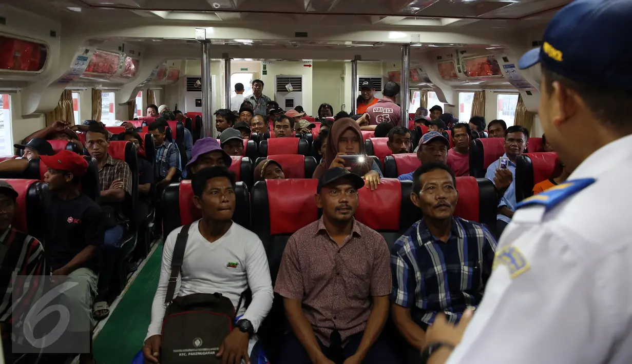 Sejumlah penumpang berada di dalam KM Express Bahari 3B milik PT Pelni (Persero) di Pelabuhan Sunda Kelapa, Jakarta, Selasa (10/1). Kapal motor ini melayani pelayaran rakyat dari Jakarta menuju Kepulauan Seribu. (Liputan6.com/Johan Tallo)