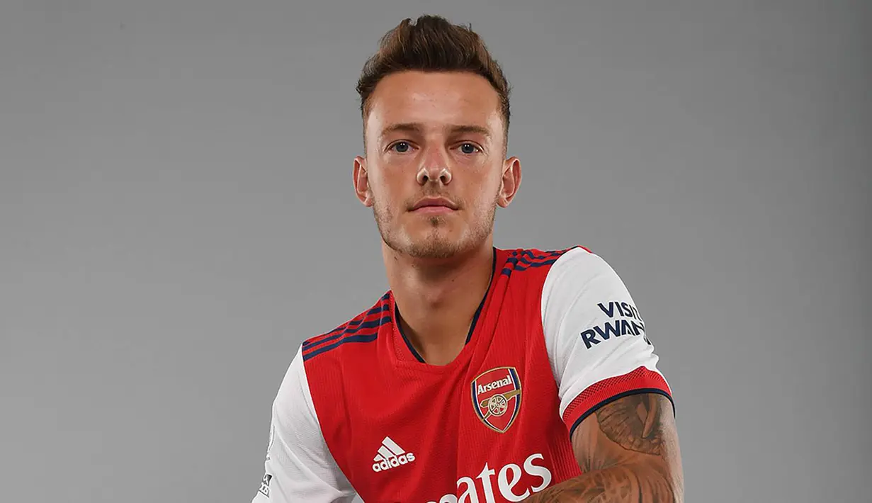 Ben White. Bek tengah berusia 23 tahun ini baru saja didatangkan Arsenal dari Brighton and Hove Albion dengan nilai transfer 58,8 juta euro. Bersama Brighton musim lalu, ia tampil dalam 41 laga. Ia membawa Leeds United promosi ke Premier League pada 2019/2020 saat dipinjamkan. (Foto: arsenal.com)