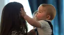 Foto ini diambil pada tahun 2014 saat Prince George berusia 9 bulan. Prince George sendiri tengah bermain dengan Kate Middleton di New Zealand. (Cosmopolitan)