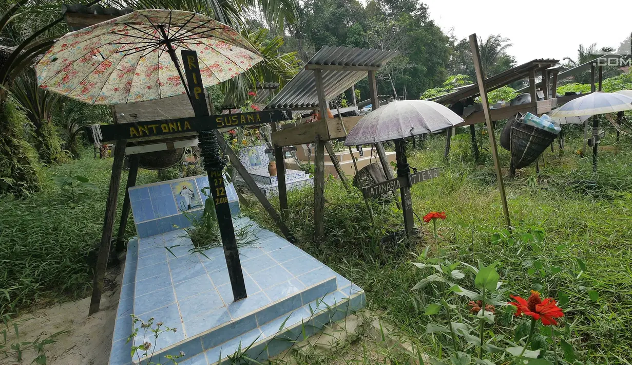 Suasana Dango Subur atau rumah kuburan di desa Sebatih, Kecamatan Sengah Temila, Kabupaten Landak, Kalimantan Barat pada 8 gustus 2019. Dango Subur atau rumah kuburan ini menyimpan perlengkapan dan peralatan semasa hidup untuk menjadi bekal untuk almarhum di alam lain. (Liputan6.com/Herman Zakharia)