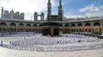 Barisan jemaah salat di Masjidil Haram di kota suci Mekah, Arab Saudi, pada 30 Desember 2021, menyusul pemberlakuan pembatasan baru akibat lonjakan kasus COVID-19. (AFP Photo)