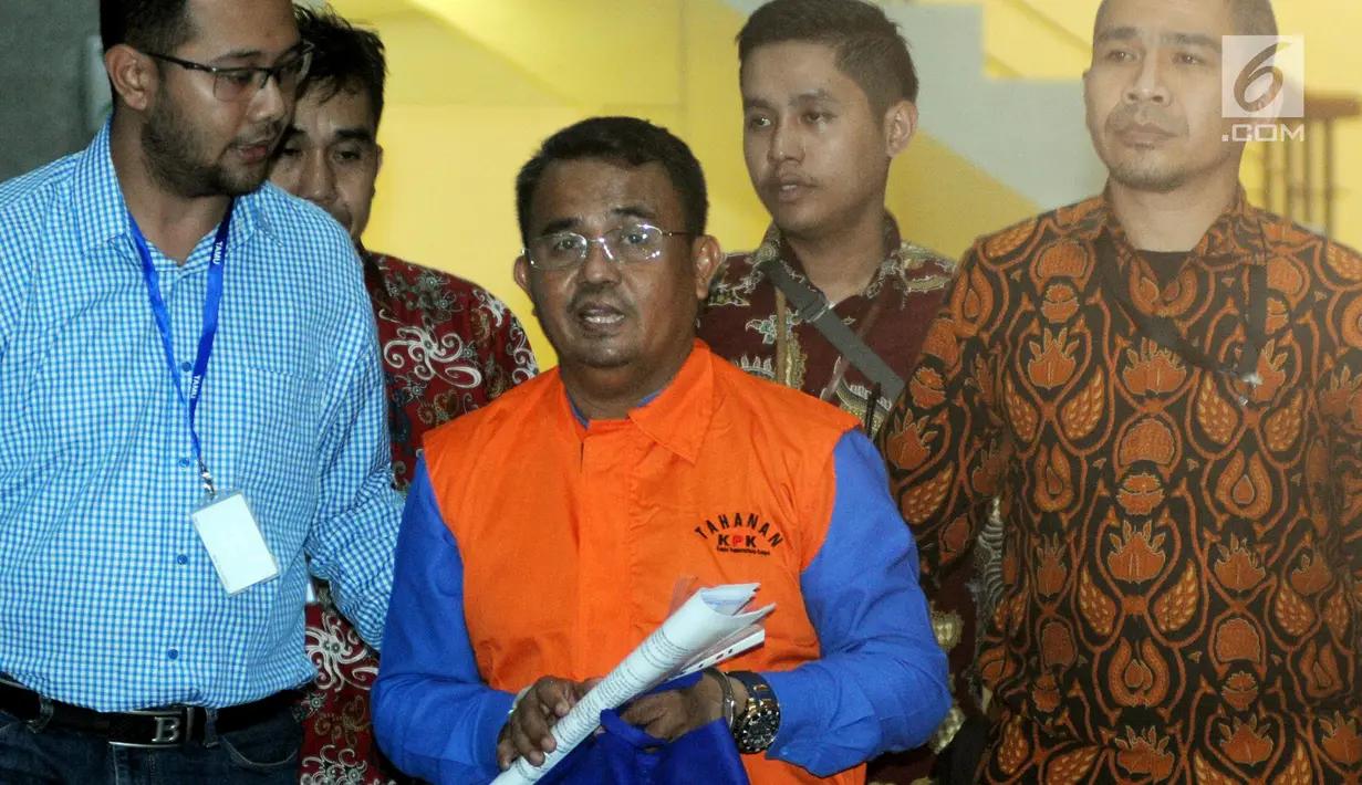 Bupati Bengkayang, Suryadman Gidot dikawal petugas usai menjalani pemeriksaan pasca OTT di Gedung KPK, Jakarta, Rabu (4/9/2019). Suryadman Gidot ditahan bersama Kepala Dinas PUPR, pengawal Bupati, staf honorer PU dan pihak swasta terkait dugaan suap proyek. (merdeka.com/Dwi Narwoko)