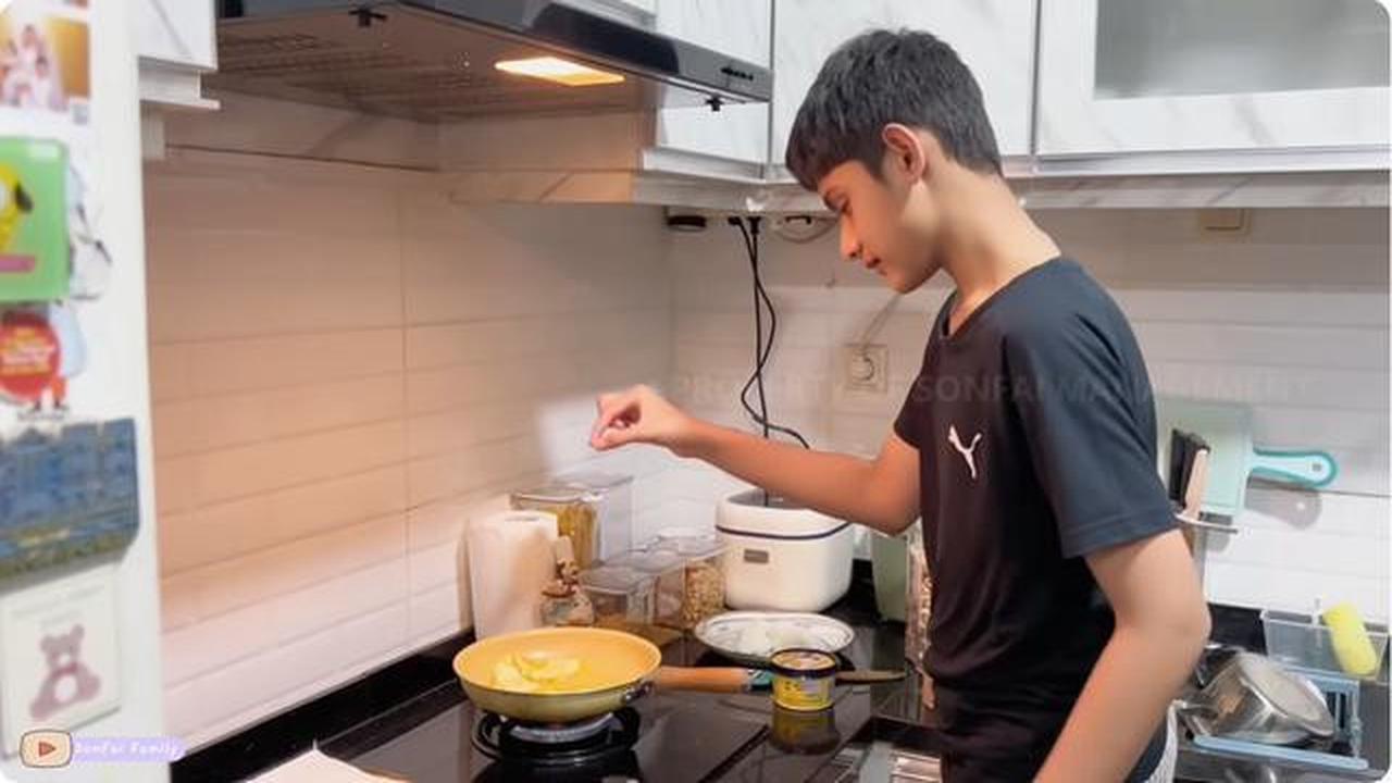 6 Potret Dapur dan Meja Makan di Rumah Fairuz A Rafiq, Modern Minimalis