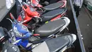 Sejumlah motor yang parkir di bahu jalan kawasan Kebayoran Lama, Jakarta, diangkut petugas, Kamis (12/5). Razia dilakukan untuk menertibkan kawasan itu dan membuat jera pengendara yang memarkir kendaraan bukan pada tempatnya. (Liputan6.com/Gempur M Surya)