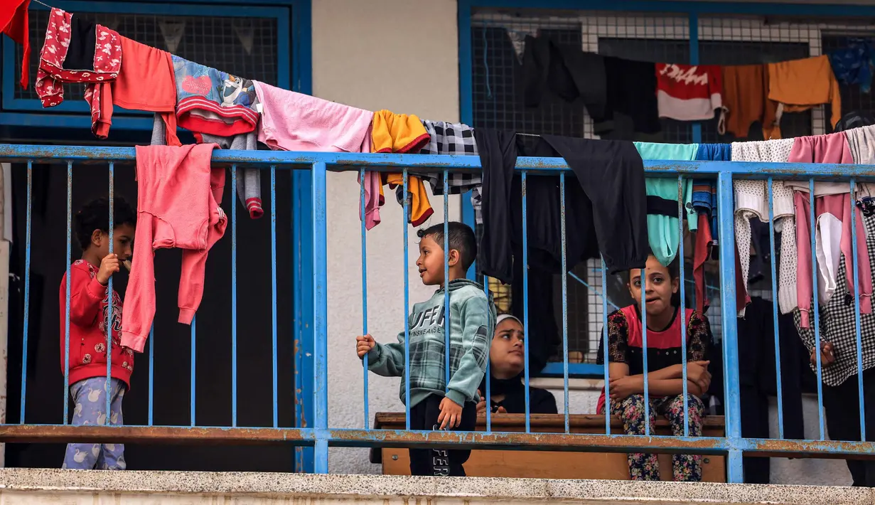 Gelombang pengungsi di Khan Yunis, Jalur Gaza selatan kian meningkat seiring memanasnya konflik Israel dan kelompok Palestina Hamas. (MAHMUD HAMS/AFP)