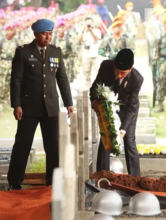 Presiden Joko Widodo meletakan karangan bunga di makam Presiden ke-3 RI Bacharuddin Jusuf Habibie di TMP Kalibata, Jakarta, Kamis (12/9/2019). Habibie wafat pada Rabu (11/9/2019) dalam usia 83 tahun saat menjalani perawatan di RSPAD Gatot Soebroto. (Fimela.com/Bambang E.Ros)