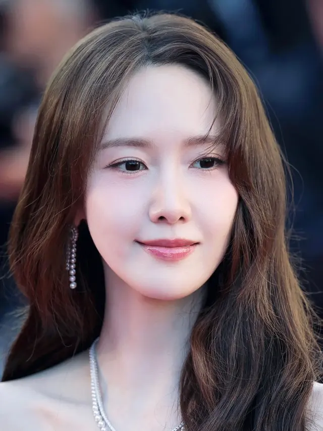 YoonA di Festival Film Cannes 2026 pakai gaun putih. Dok. Qeelin