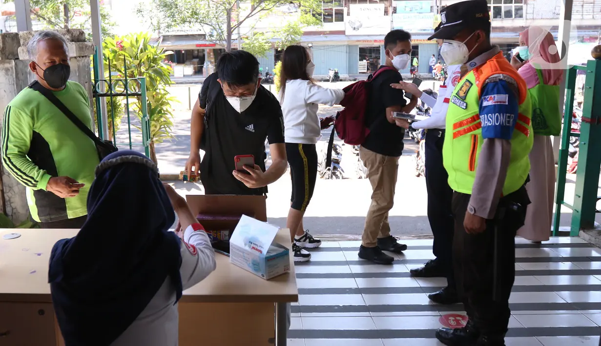 Calon penumpang mengantre saat pemeriksaan dokumen Surat Tanda Registrasi Pekerja (STRP) di Stasiun Tangerang, Banten, Senin (12/7/2021). Kementerian Perhubungan mengeluarkan aturan soal kewajiban membawa STRP dan/atau surat tugas bagi pengguna KRL. (Liputan6.com/Angga Yuniar)