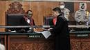 Karenanya, JPU menuntut supaya majelis hakim Pengadilan Negeri Jakarta Barat yang memeriksa dan mengadili perkara ini memutuskan Linda Pujiastuti alias Anita bersama-sama Syamsul Ma'arif, Teddy Minahasa Putra, Dody Prawiranegara, serta Kasranto telah terbukti secara sah dan meyakinkan bersalah melakukan tindak pidana. (merdeka.com/Iqbal S. Nugroho)
